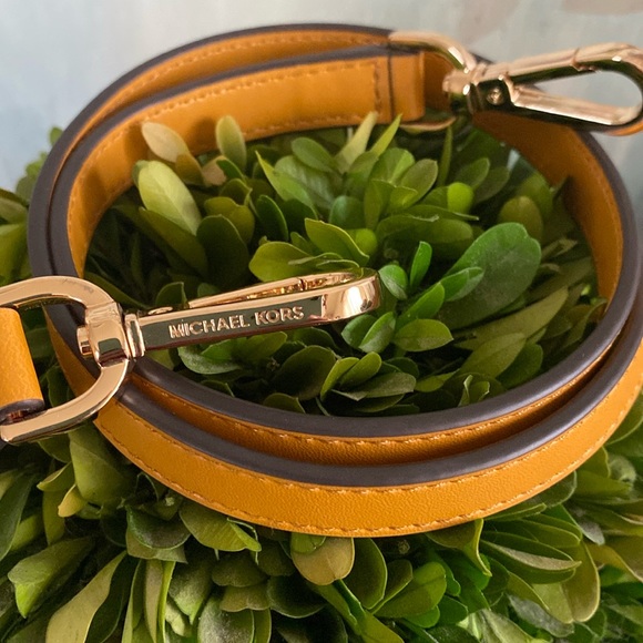 MICHAEL MK "HOPE" LOGO 🤎BROWN & MARIGOLD💛 MEDIUM MESSENGER BAG 💛LIKE NEW💛 - Picture 5 of 17